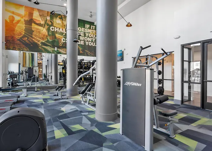 Oasis Near Asu & Downtown With Pool, Gym, Parking & Hot Tub