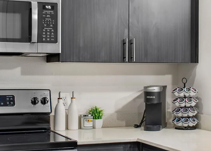 Oasis Near Asu & Downtown With Pool, Gym, Parking & Hot Tub *