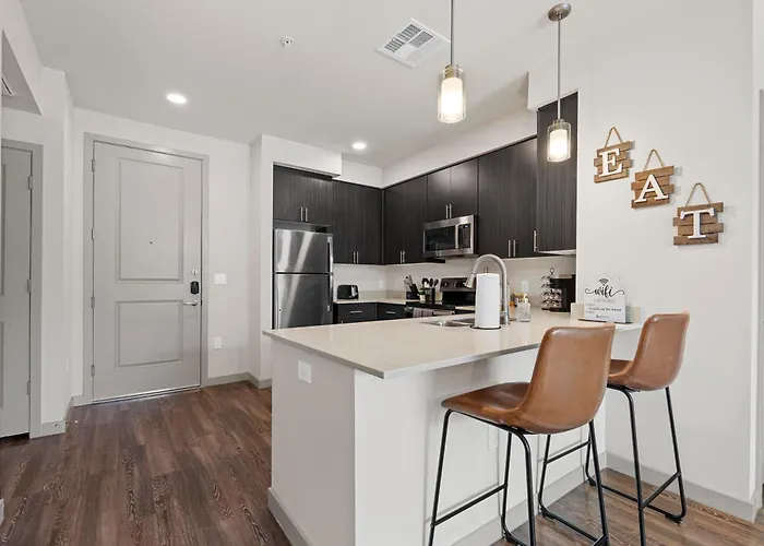 Oasis Near Asu & Downtown With Pool, Gym, Parking & Hot Tub Apartment