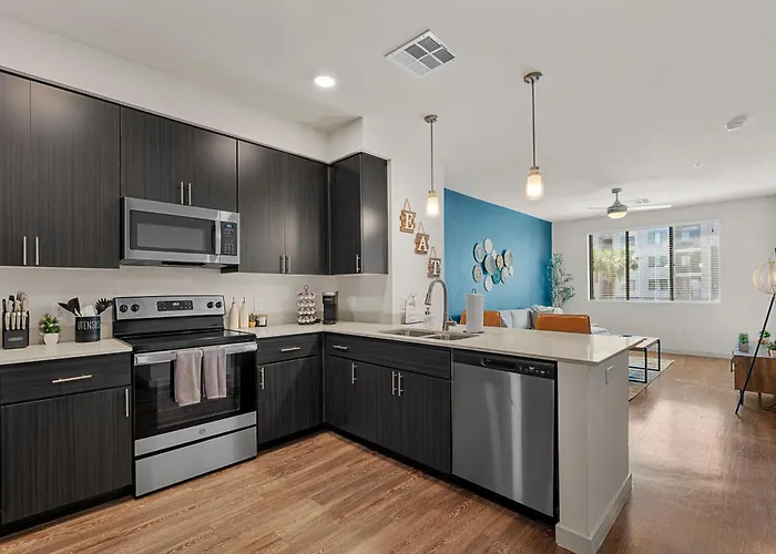 Apartment Oasis Near Asu & Downtown With Pool, Gym, Parking & Hot Tub *