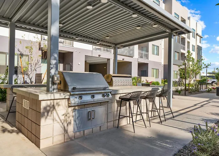 Oasis Near Asu & Downtown With Pool, Gym, Parking & Hot Tub Apartment *