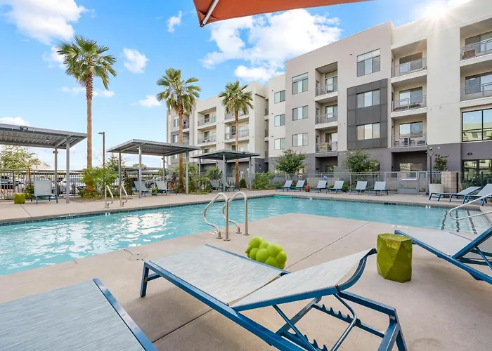 Oasis Near Asu & Downtown With Pool, Gym, Parking & Hot Tub Apartment *