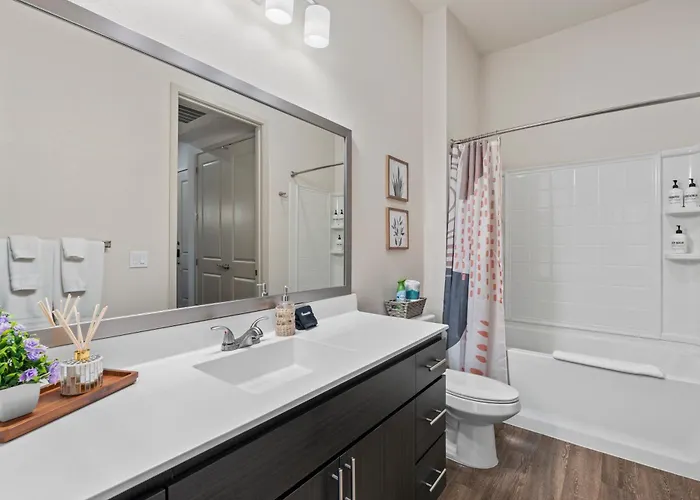 Oasis Near Asu & Downtown With Pool, Gym, Parking & Hot Tub Apartment