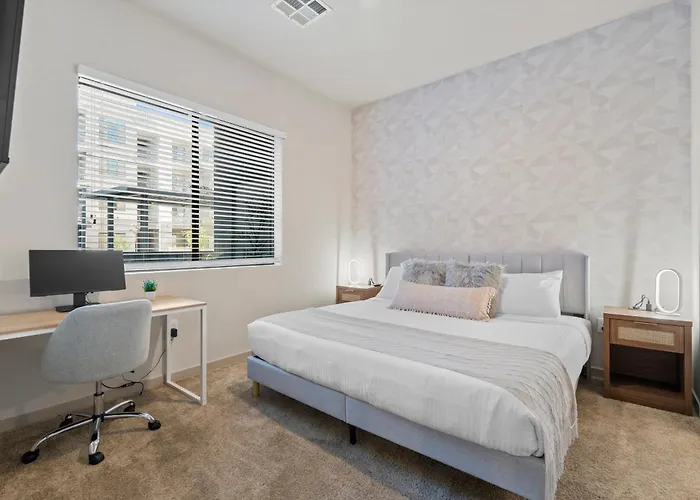 Oasis Near Asu & Downtown With Pool, Gym, Parking & Hot Tub Apartment *