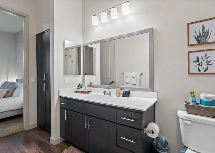 Apartment Oasis Near Asu & Downtown With Pool, Gym, Parking & Hot Tub *