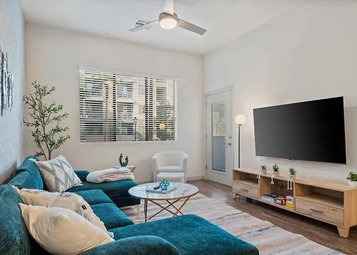 Oasis Near Asu & Downtown With Pool, Gym, Parking & Hot Tub