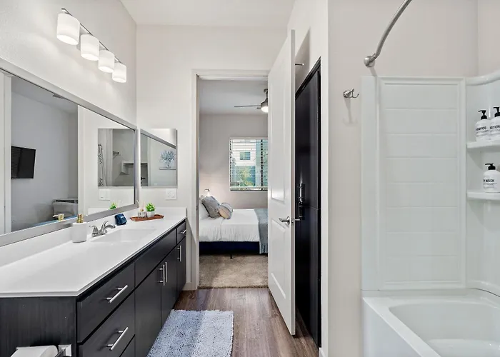 Oasis Near Asu & Downtown With Pool, Gym, Parking & Hot Tub Apartment *