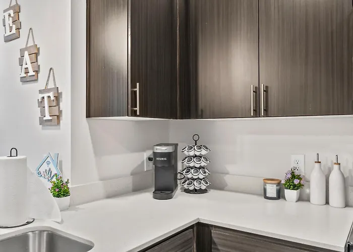 Oasis Near Asu & Downtown With Pool, Gym, Parking & Hot Tub *