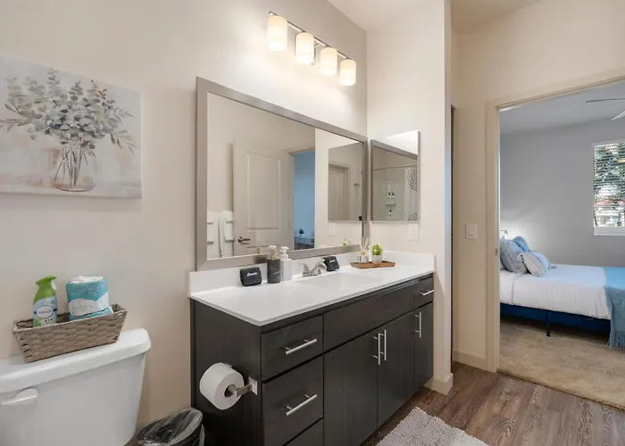 Oasis Near Asu & Downtown With Pool, Gym, Parking & Hot Tub Apartment *