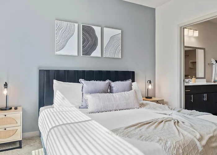 Oasis Near Asu & Downtown With Pool, Gym, Parking & Hot Tub Apartment