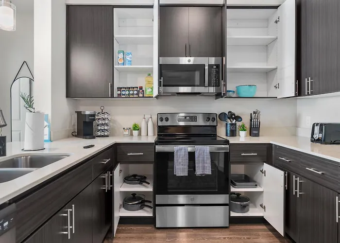 Oasis Near Asu & Downtown With Pool, Gym, Parking & Hot Tub
