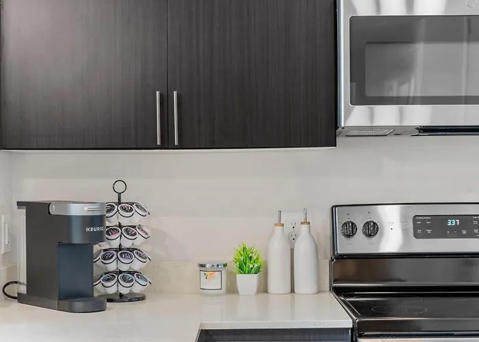 Oasis Near Asu & Downtown With Pool, Gym, Parking & Hot Tub