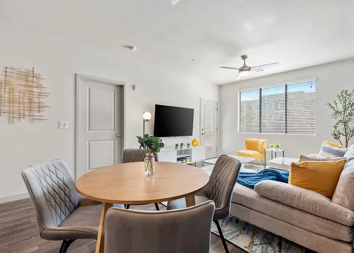 Apartment Oasis Near Asu & Downtown With Pool, Gym, Parking & Hot Tub *