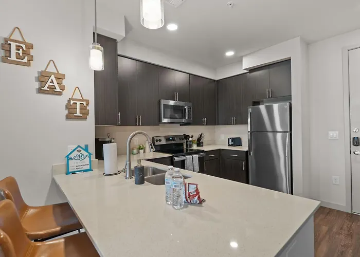 Oasis Near Asu & Downtown With Pool, Gym, Parking & Hot Tub Apartment *