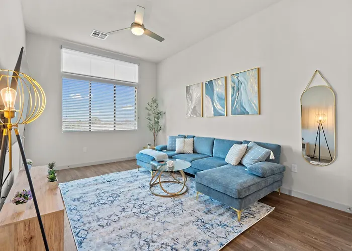 Oasis Near Asu & Downtown With Pool, Gym, Parking & Hot Tub Apartment